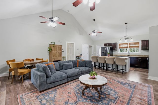 1072 Claylick Rd, White Bluff, TN 37187