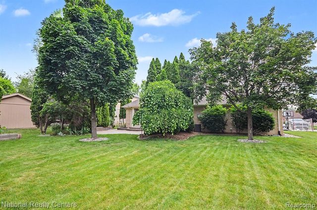 57837 Kaczmarek Drive, Washington, MI 48094