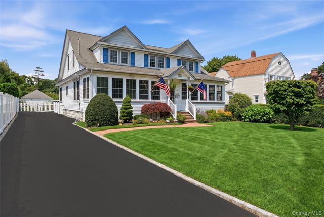11 Hampton Street, Sayville, NY 11782