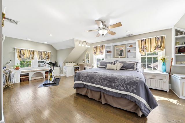 11 Hampton Street, Sayville, NY 11782