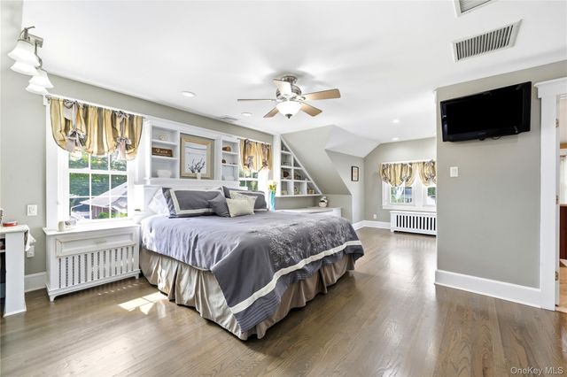 11 Hampton Street, Sayville, NY 11782