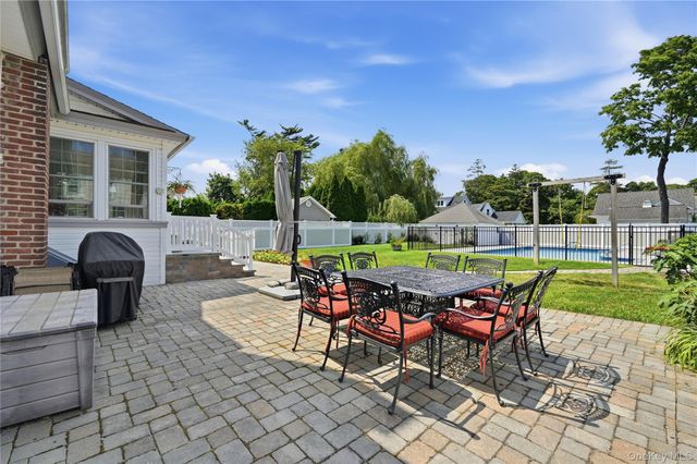 11 Hampton Street, Sayville, NY 11782