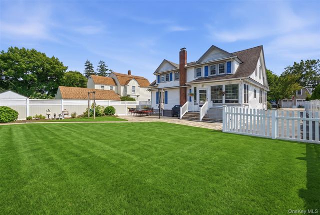 11 Hampton Street, Sayville, NY 11782