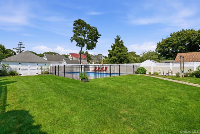 11 Hampton Street, Sayville, NY 11782
