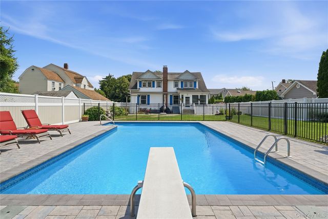 11 Hampton Street, Sayville, NY 11782