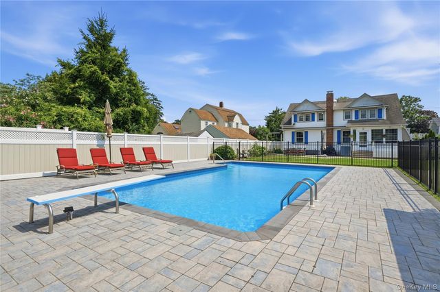 11 Hampton Street, Sayville, NY 11782