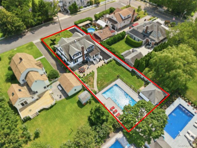 11 Hampton Street, Sayville, NY 11782