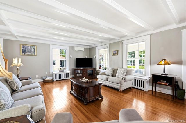 11 Hampton Street, Sayville, NY 11782