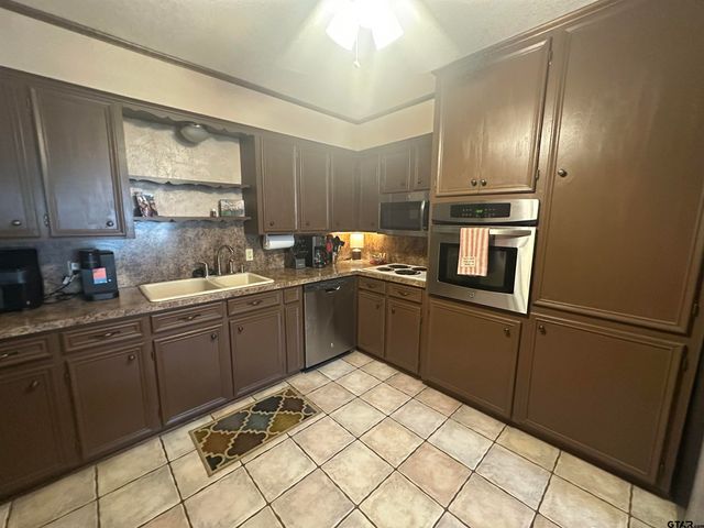 902 Pine Cove, Jacksonville, TX 75766