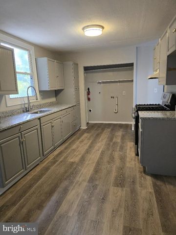1070 LAKEWOOD DR, Harrisburg, PA 17109