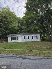 1070 LAKEWOOD DR, Harrisburg, PA 17109