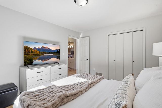 6950 35th Street N, Oakdale, MN 55128