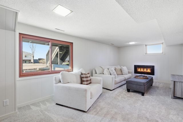 6950 35th Street N, Oakdale, MN 55128