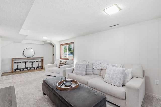 6950 35th Street N, Oakdale, MN 55128