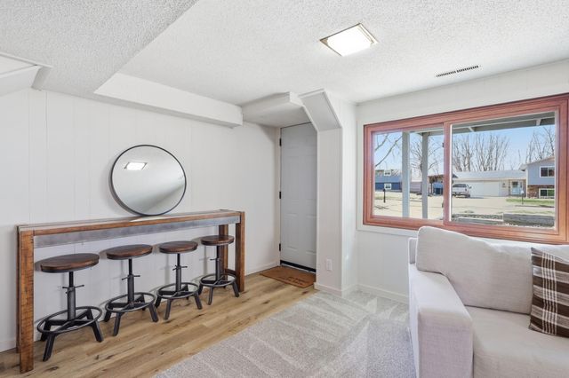 6950 35th Street N, Oakdale, MN 55128