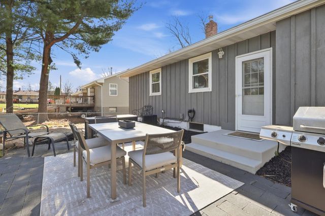 6950 35th Street N, Oakdale, MN 55128