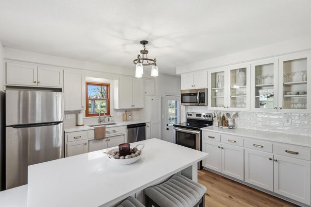 6950 35th Street N, Oakdale, MN 55128