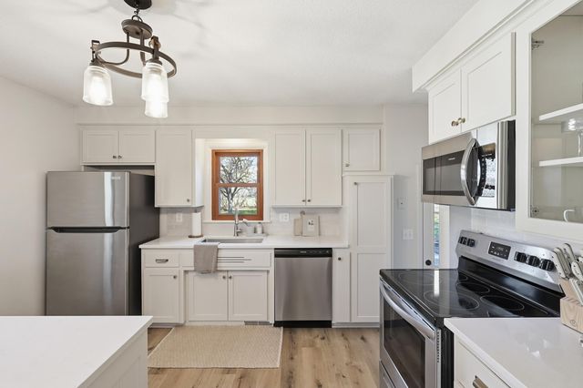 6950 35th Street N, Oakdale, MN 55128