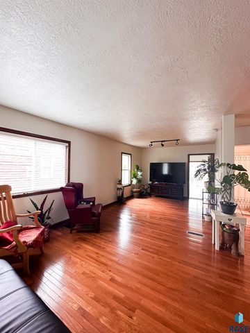 3019 N Presentation Ct, Sioux Falls, SD 57104