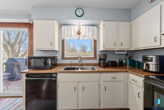 5301 S Holbrook Ave Avenue, Sioux Falls, SD 57106