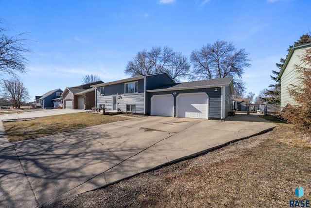 5301 S Holbrook Ave Avenue, Sioux Falls, SD 57106