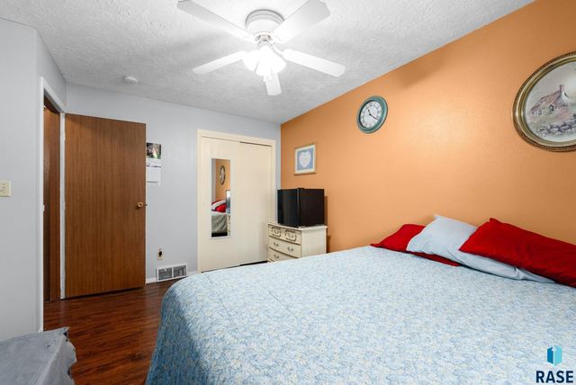 5301 S Holbrook Ave Avenue, Sioux Falls, SD 57106