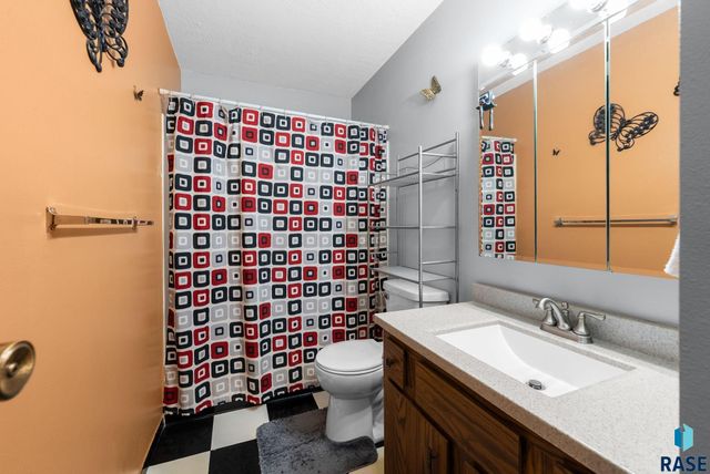 5301 S Holbrook Ave Avenue, Sioux Falls, SD 57106