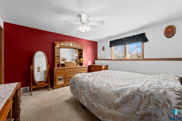 5301 S Holbrook Ave Avenue, Sioux Falls, SD 57106