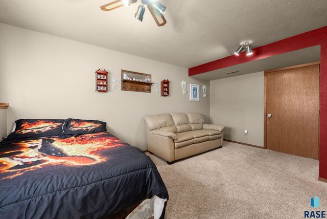 5301 S Holbrook Ave Avenue, Sioux Falls, SD 57106