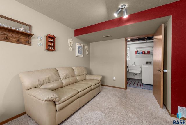 5301 S Holbrook Ave Avenue, Sioux Falls, SD 57106