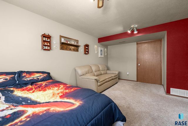 5301 S Holbrook Ave Avenue, Sioux Falls, SD 57106