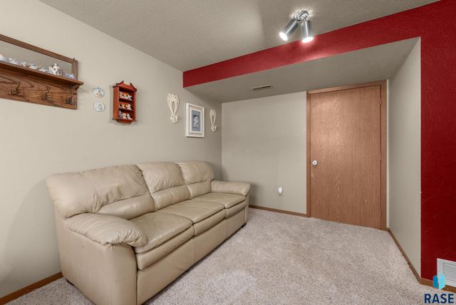 5301 S Holbrook Ave Avenue, Sioux Falls, SD 57106