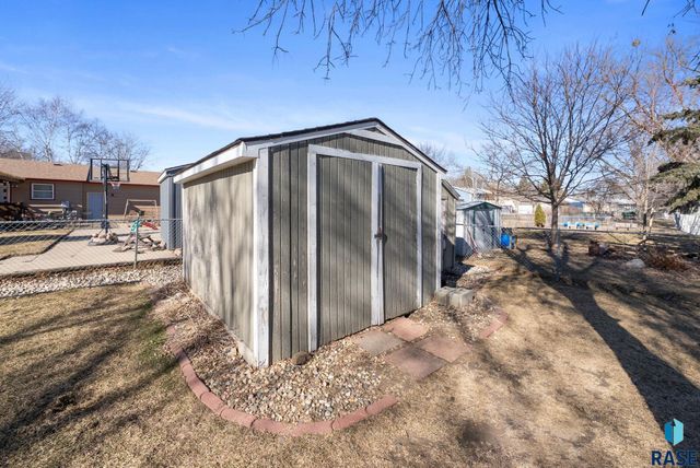 5301 S Holbrook Ave Avenue, Sioux Falls, SD 57106