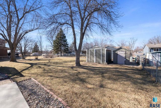 5301 S Holbrook Ave Avenue, Sioux Falls, SD 57106