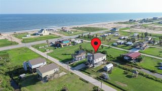 1021 Dolphin Road, Gilchrist, TX 77617