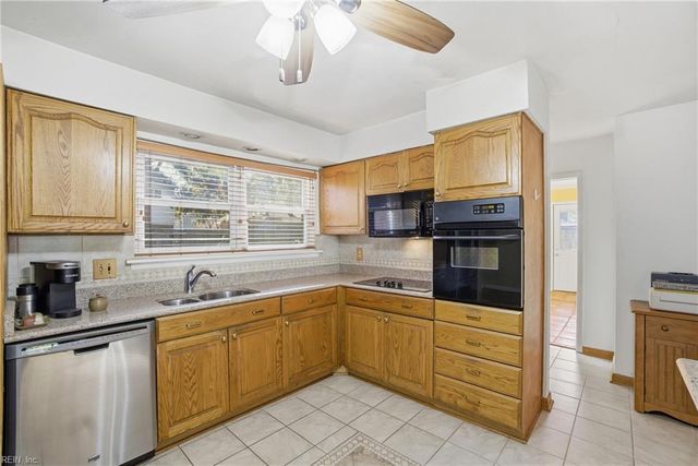 512 Kirkwood LN, Virginia Beach, VA 23452