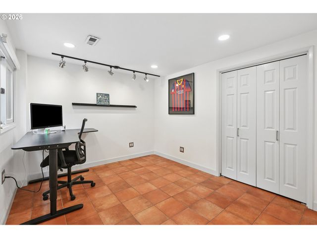 2730 Sw OLD ORCHARD Rd, Portland, OR 97201