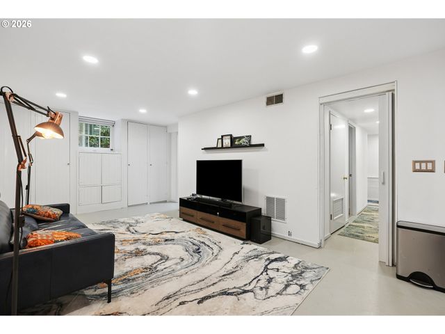 2730 Sw OLD ORCHARD Rd, Portland, OR 97201