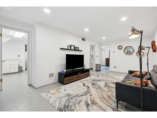 2730 Sw OLD ORCHARD Rd, Portland, OR 97201