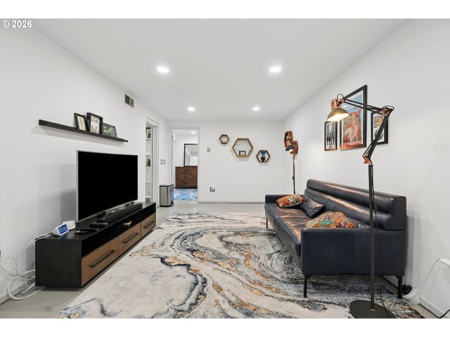 2730 Sw OLD ORCHARD Rd, Portland, OR 97201