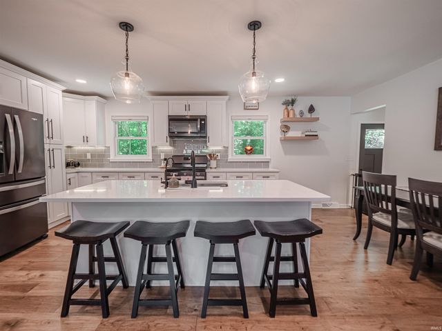 6410 Six School Road, Evansville, IN 47720