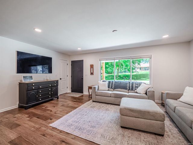 6410 Six School Road, Evansville, IN 47720