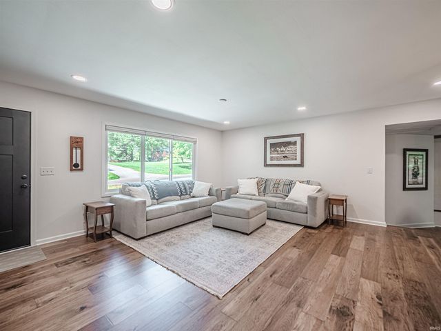 6410 Six School Road, Evansville, IN 47720