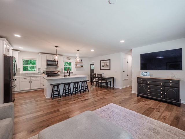 6410 Six School Road, Evansville, IN 47720