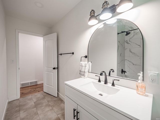 6410 Six School Road, Evansville, IN 47720