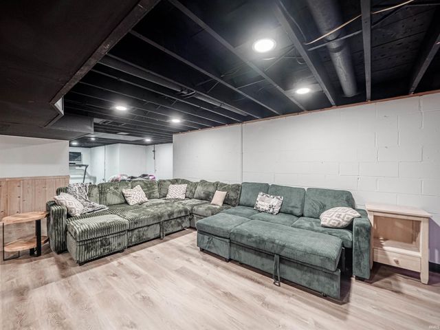 6410 Six School Road, Evansville, IN 47720