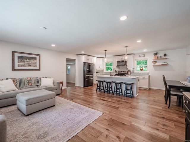 6410 Six School Road, Evansville, IN 47720
