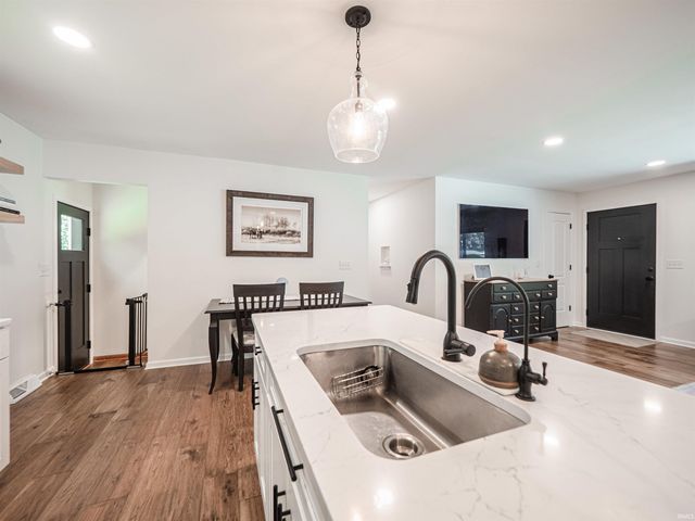 6410 Six School Road, Evansville, IN 47720