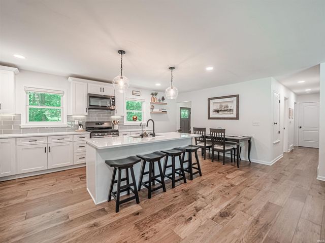 6410 Six School Road, Evansville, IN 47720