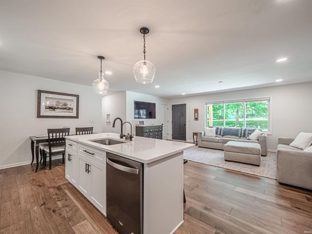 6410 Six School Road, Evansville, IN 47720